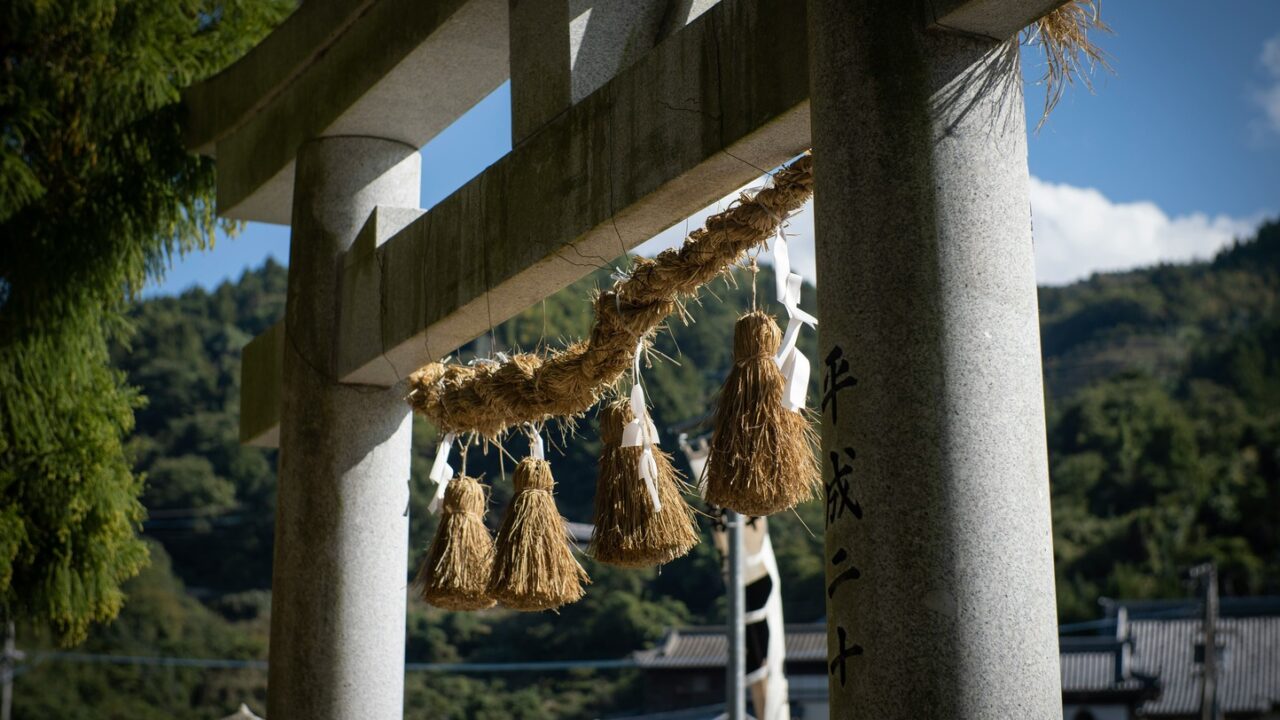 七夕の短冊 — 伝説の引力と、現代の祭りの距離